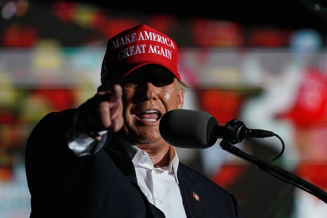 El expresidente Donald Trump señala con el dedo un mitin en Robstown, Texas, el 22 de octubre de 2022