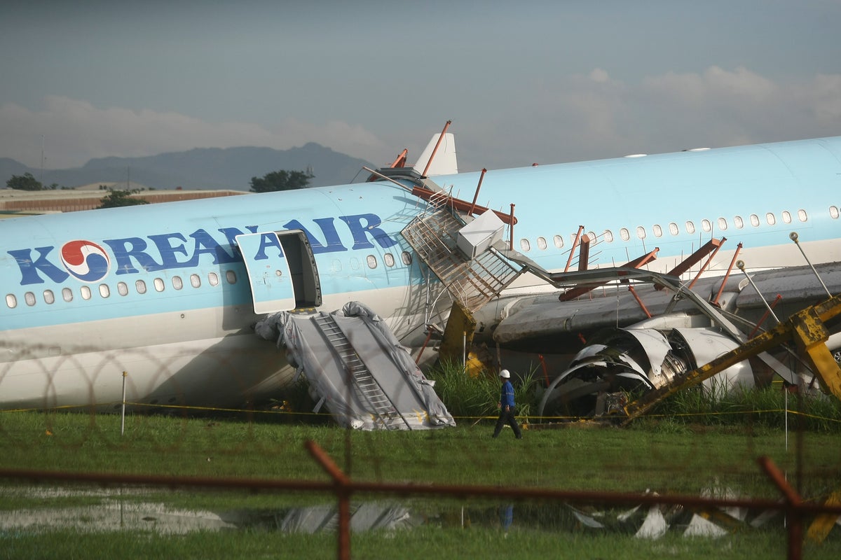 Stalled Korean Air plane damaged, shuts Philippine airport
