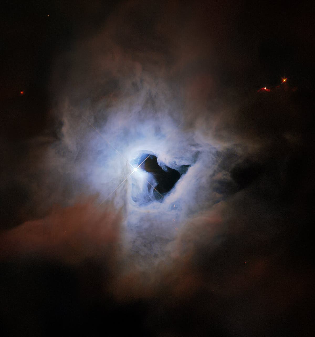 تكشف صورة تلسكوب هابل الجديدة عن “ثقب المفتاح” الكوني العملاق في الفضاء المظلم