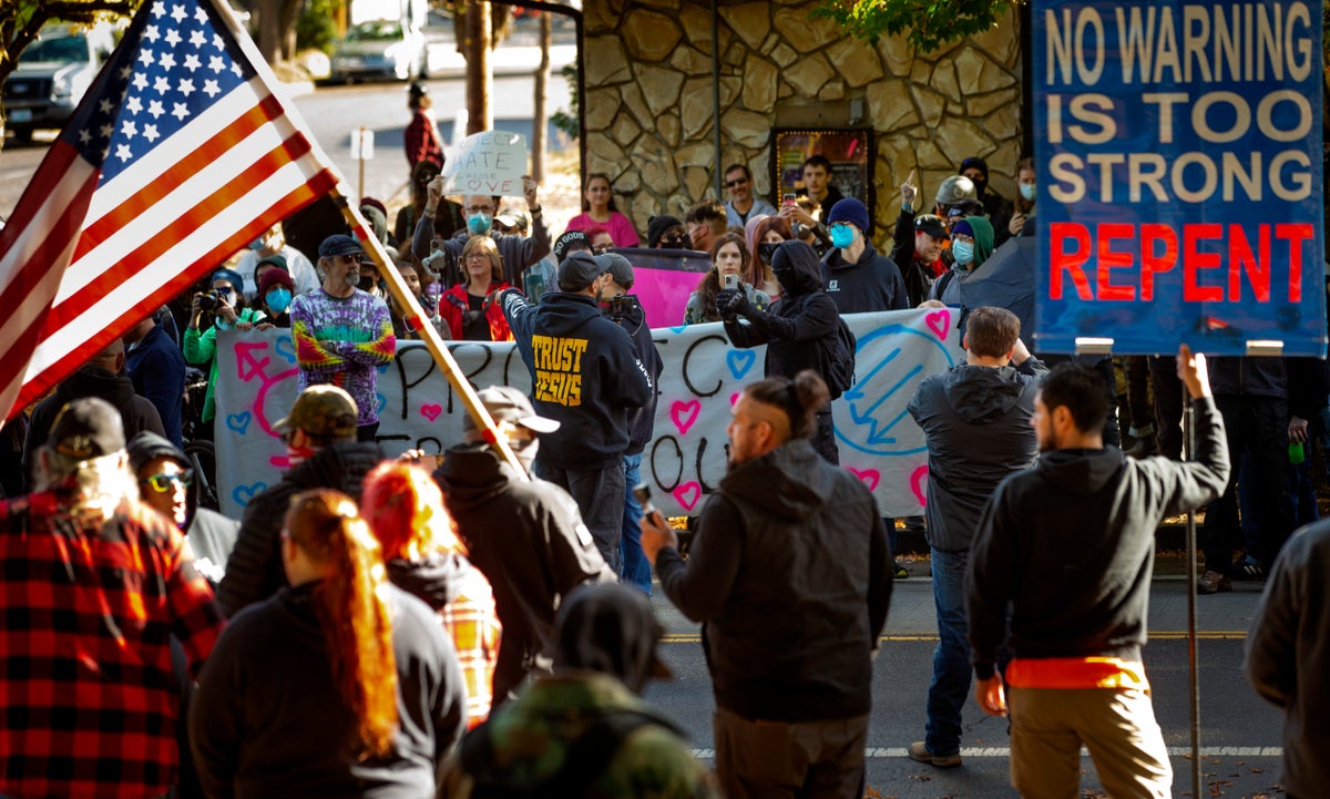 Drag story time at Oregon pub draws gun-carrying protesters