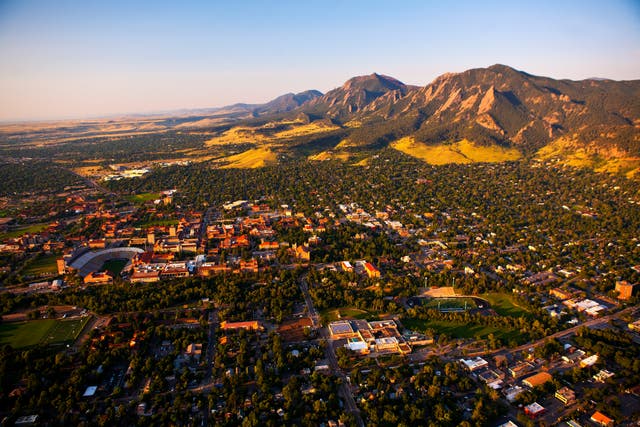 <p>This city sits beneath the imposing Flatirons, a collection of peaks</p>