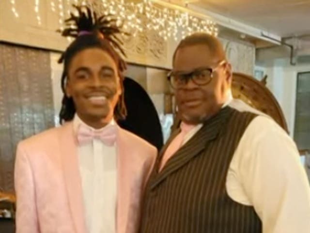 Manfret McGhee y su hijo Anthony, quien resultó herido durante el tiroteo en la escuela de St Louis