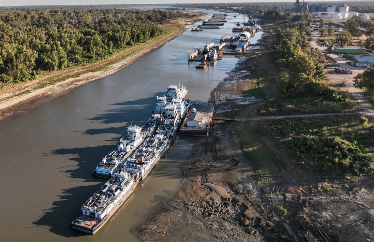 1,500 barges stuck in vital Mississippi River shipping lanes as water levels drop precipitously low
