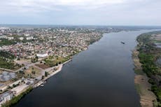 Russian commanders ‘fleeing Kherson and leaving behind ill-equipped troops’