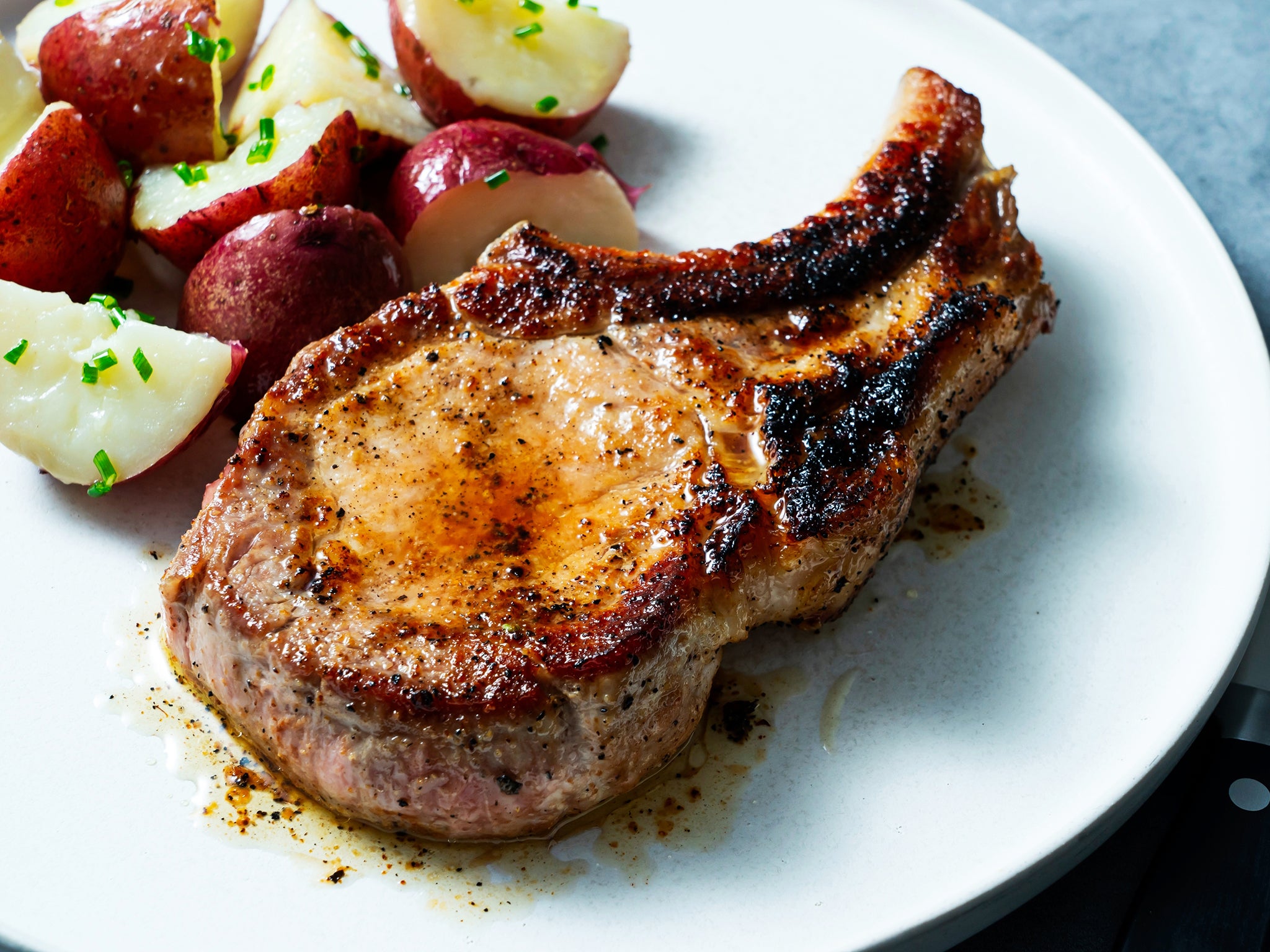 How To Cook The Most Delicious & Juicy Pork Chops!