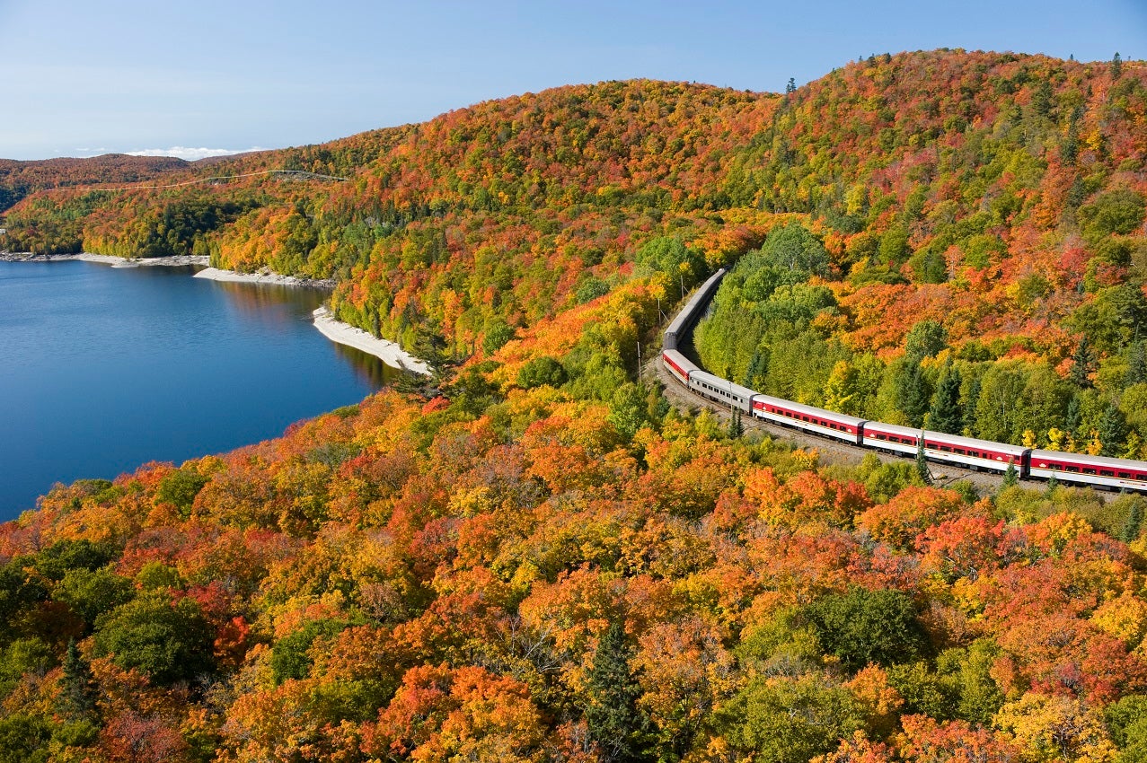 Faça-se à estrada, suba num comboio e aprecie os tons caleidoscópicos das paisagens naturais em constante mudança