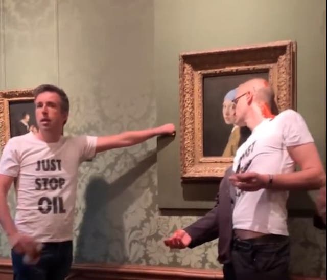 <p>The two men are heckled by art lovers in the museum</p>