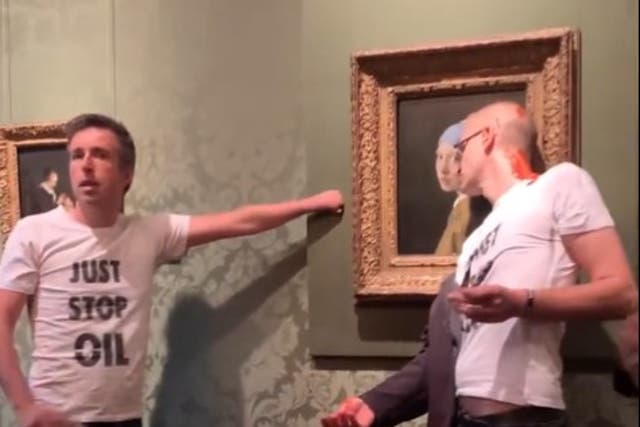 Los dos hombres son interrumpidos por amantes del arte en el museo.