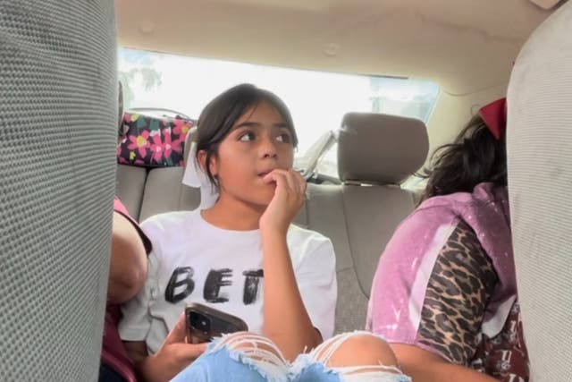 Caitlyne Gonzalez sentada en el asiento trasero del auto de sus padres