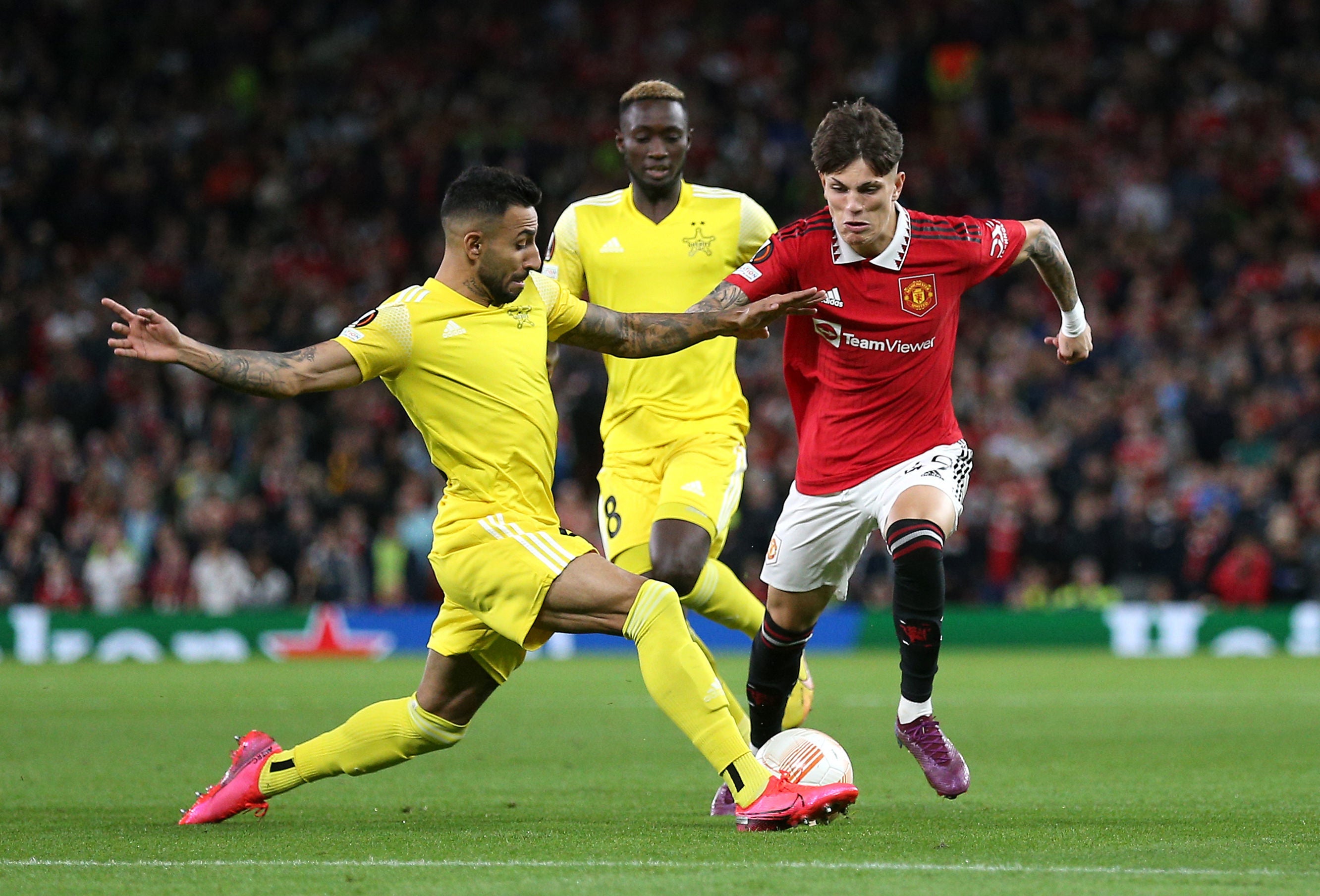 Sheriff's Renan Guedes (left) and Manchester United's Alejandro Garnacho battle for the ball