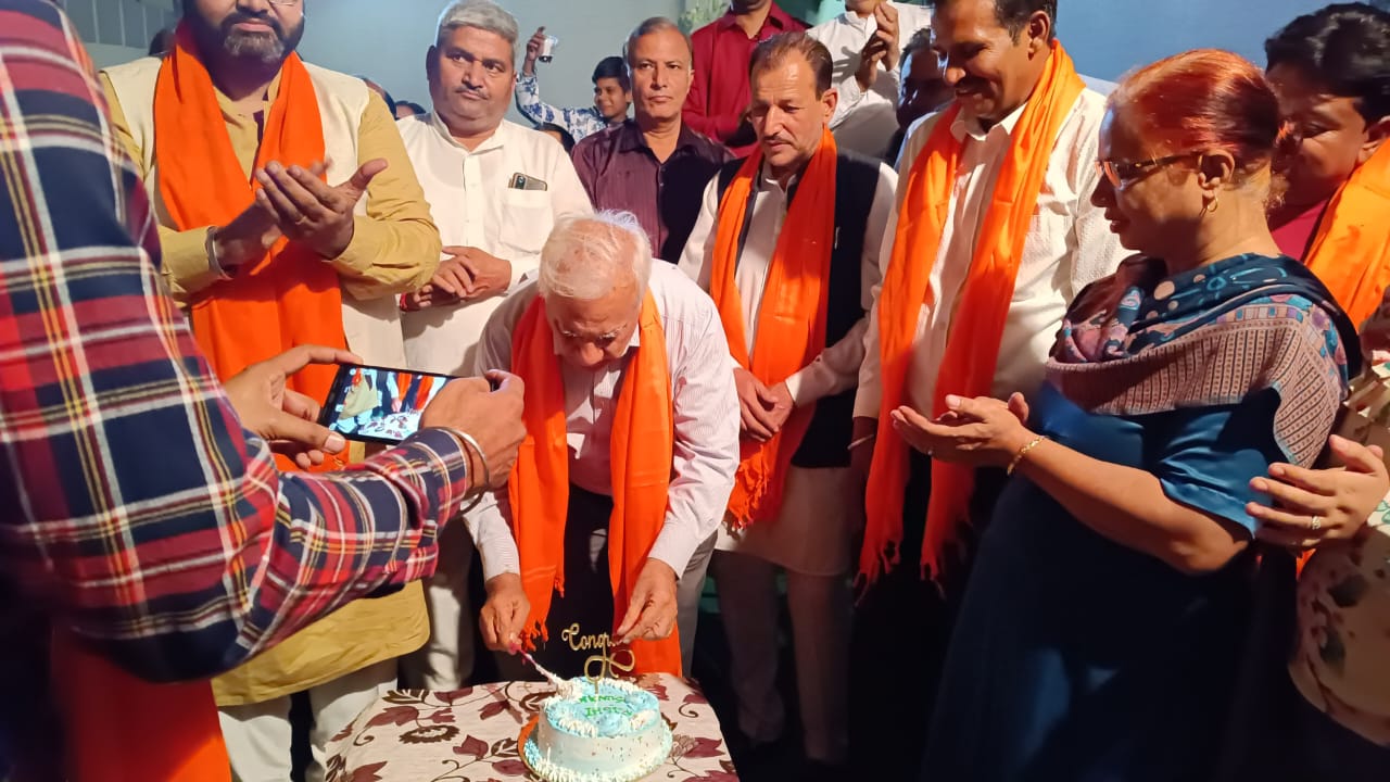 Rishi Sunak’s uncle Subhash Berry is seen cutting a cake amid hectic celebrations after the Indian-origin British politician became the first person of colour to be prime minister