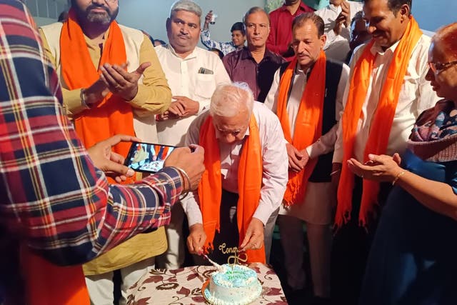 <p>Rishi Sunak’s uncle Subhash Berry is seen cutting a cake amid hectic celebrations after the Indian-origin British politician became the first person of colour to be prime minister </p>