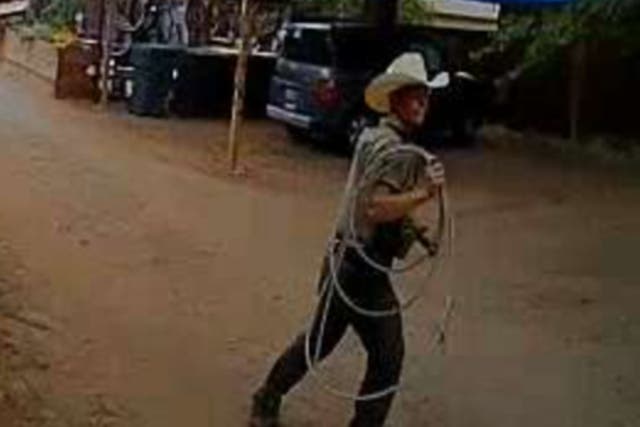 <p>A Utah sheriff’s deputy is seen searching for a Black shoplifting suspect with a lasso</p>