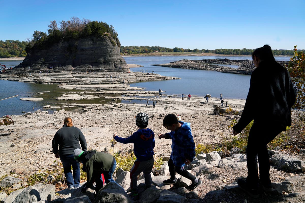 Drought snarls Mississippi River transit in blow to farmers