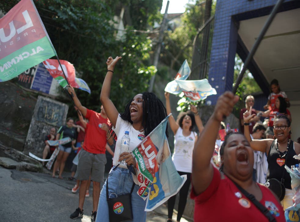 <p>Supporters of Brazil's former President and current presidential candidate Luiz Inacio Lula da Silva campaign ahead of the run-off elections</p>