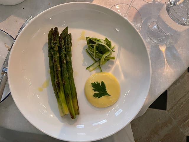 <p>Seasonal asparagus and hollandaise: simple, effective, delicious </p>