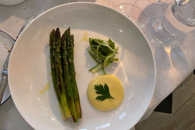 <p>Seasonal asparagus and hollandaise: simple, effective, delicious </p>