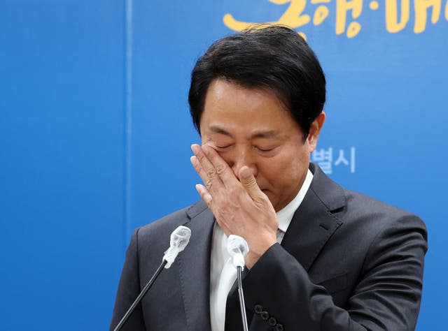 <p>Seoul’s mayor Oh Se-hoon sheds tears while making an apology for the Itaewon tragedy during a news conference at Seoul City Hall</p>