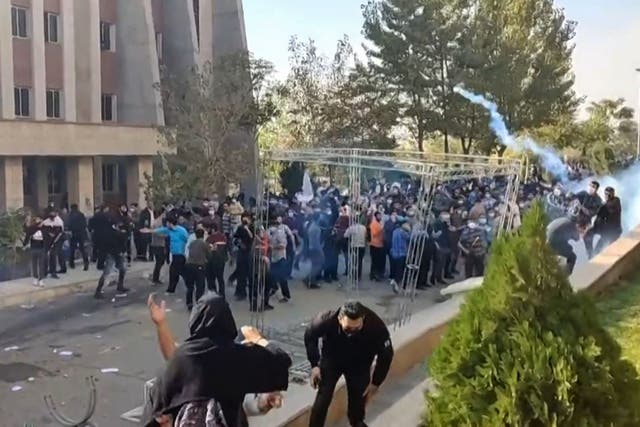 <p>На этом кадре из видеоролика UGC, опубликованного 30 октября, видно, как протестующие избегают снарядов во время столкновений в иранском Университете Северного Тегерана</p>