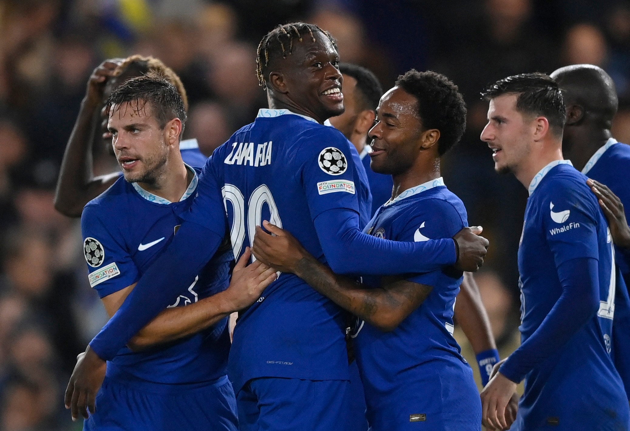 Chelsea players congratulate Denis Zakaria