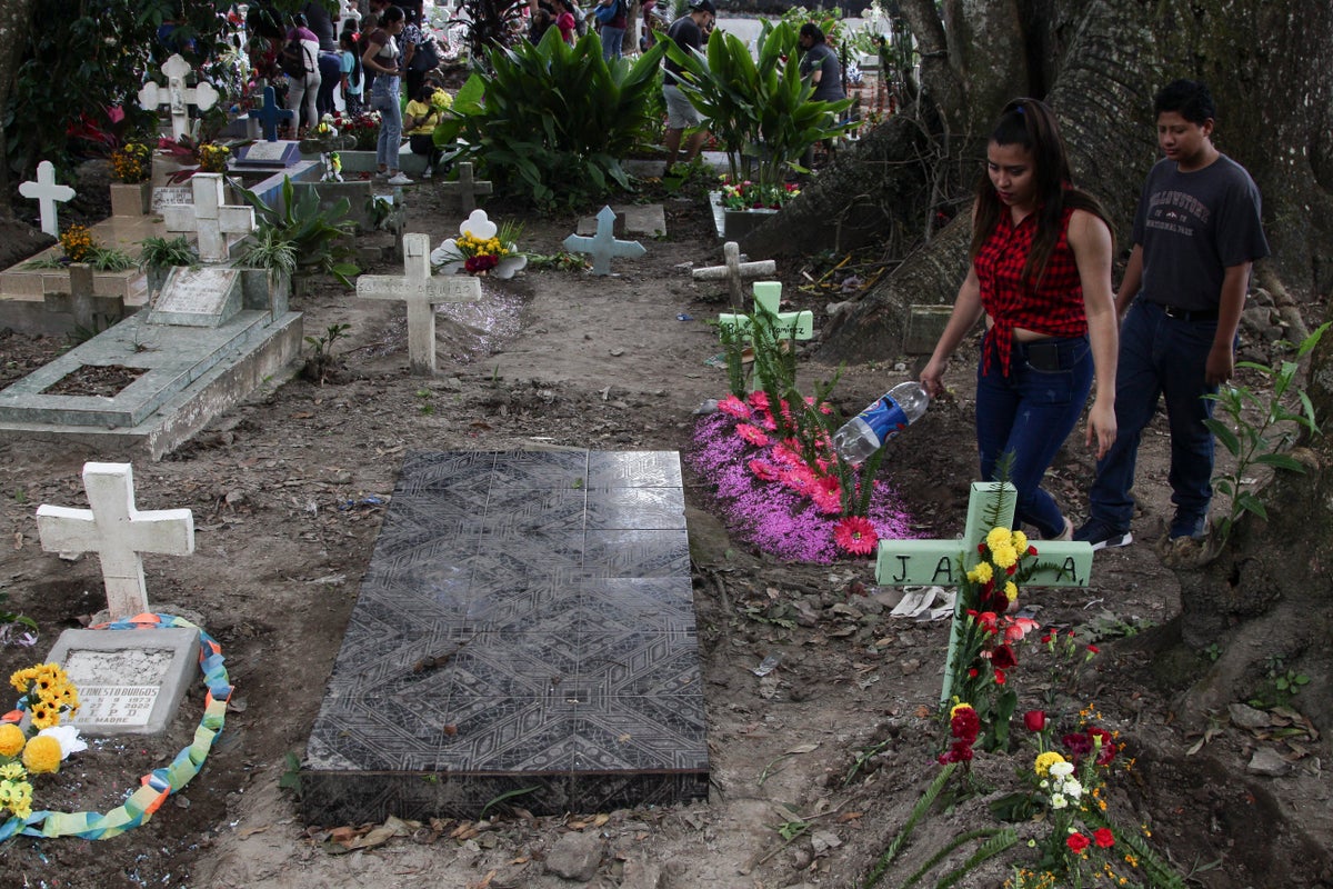 El Salvador destroys gang members’ tombstones