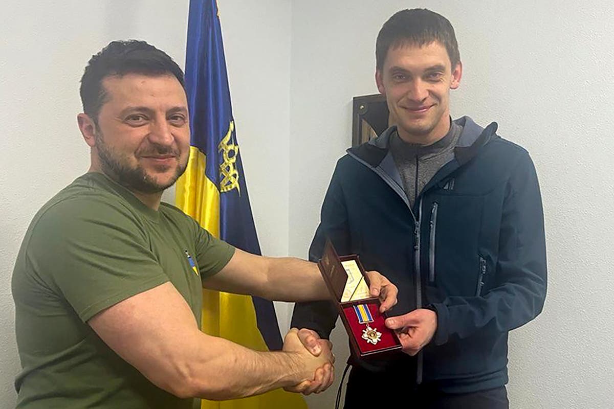 Russians try to subdue Ukrainian towns by seizing mayors