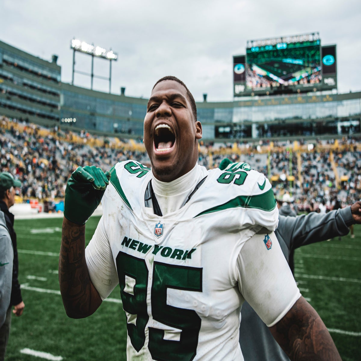 Some New York Jets players make spinning a football look difficult