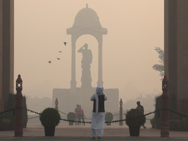 <p>Heavy smog near a statue of Indian Freedom Fighter Subhash Chandra Bose at India Gate on Thursday </p>