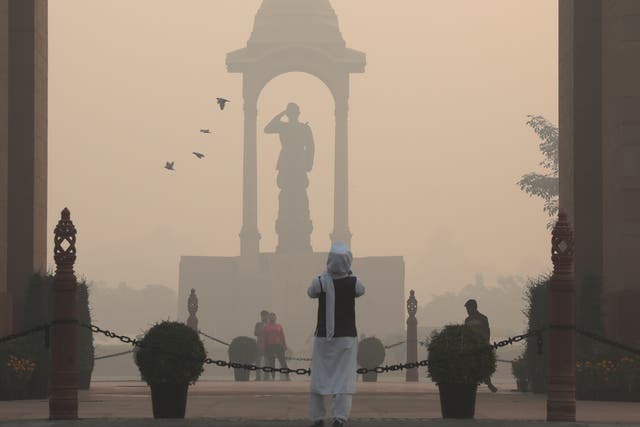 <p>Heavy smog near a statue of Indian Freedom Fighter Subhash Chandra Bose at India Gate on Thursday </p>