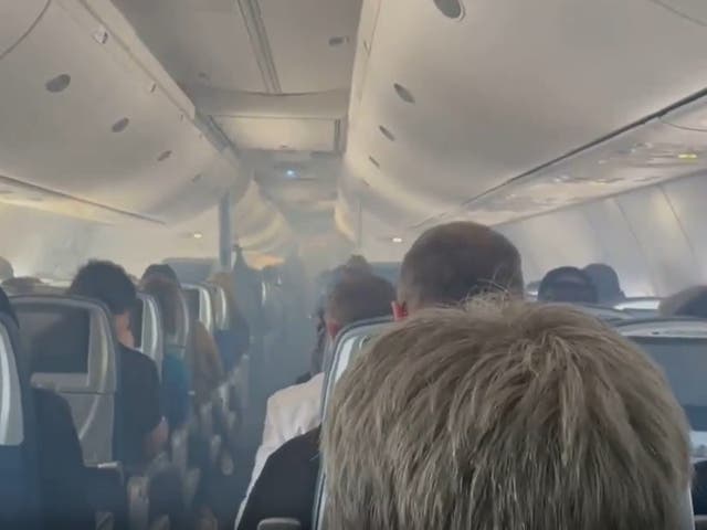 <p>Delta Air Lines cabin fills with smoke</p>