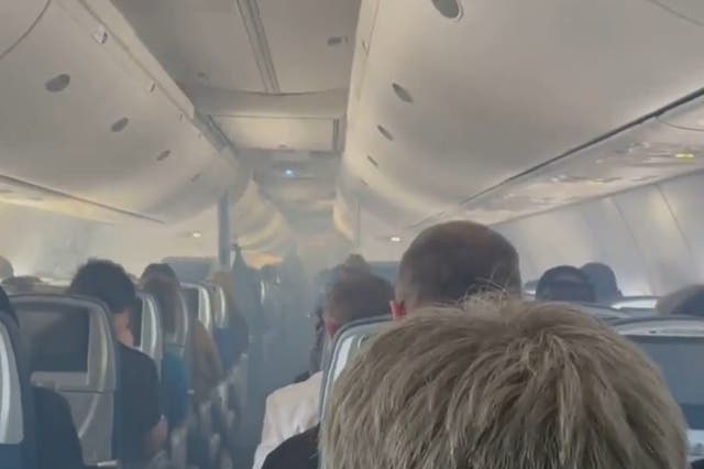 <p>Delta Air Lines cabin fills with smoke</p>
