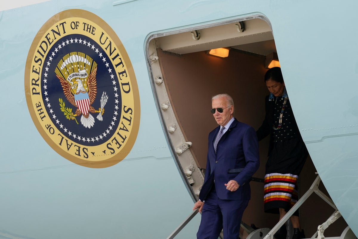 Midterm polls – live: Biden bolstering vote in western states as inflation and economy loom over election