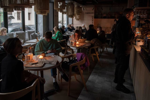 <p>A cafe in Kyiv during a blackout </p>