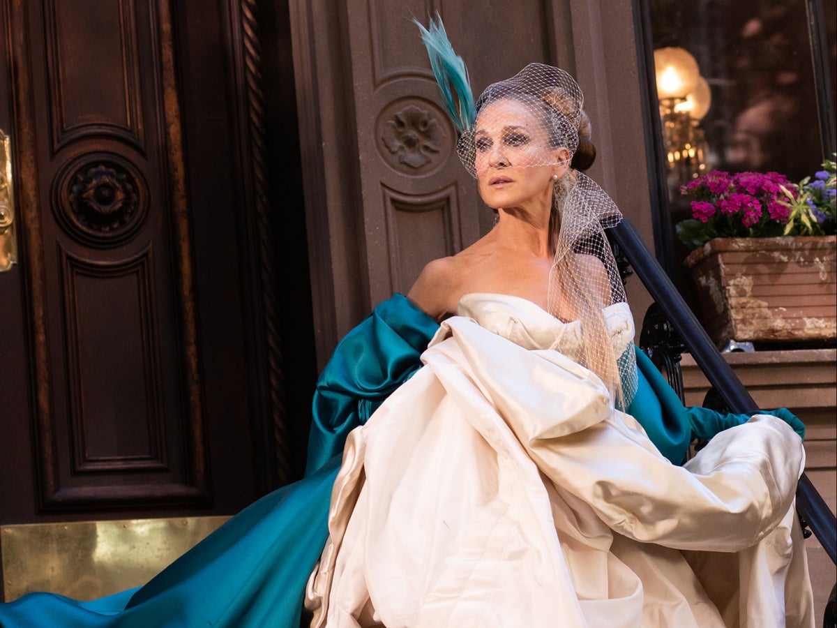 carrie bradshaw silk dress Remember when Carrie Bradshaw wore her wedding dress to the 'Met Ball'?