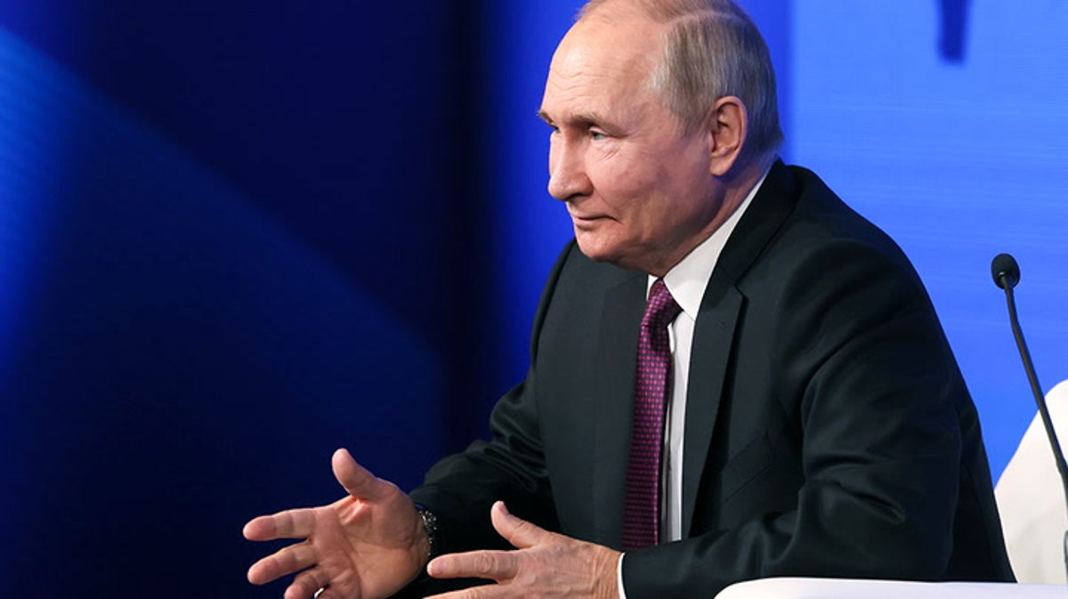 Vladimir Putin’s hands could suggest health problems, former British Army chief says