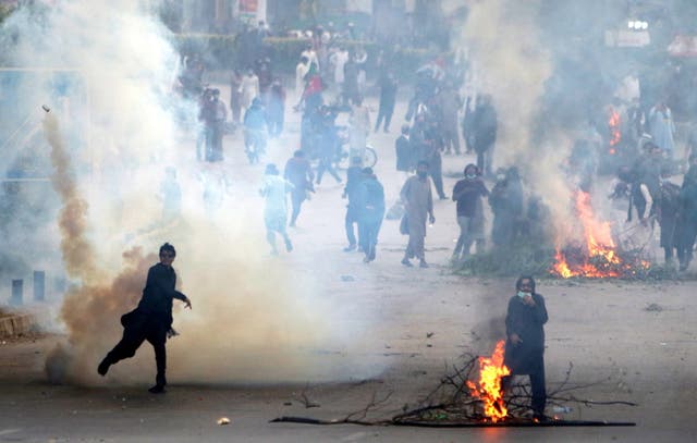 <p>Pakistan Tehreek-e-Insaf (PTI) supporters clash with police on Friday </p>