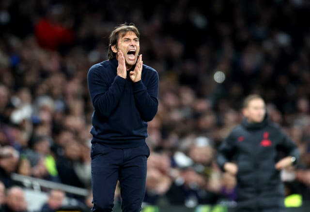 <p>Antonio Conte instructs his players from the touchline</p>
