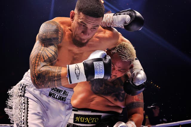 <p>Sonny Bill Williams (left) was beaten by Mark Hunt in the fourth round</p>