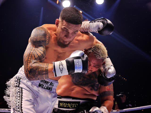 <p>Sonny Bill Williams (left) was beaten by Mark Hunt in the fourth round</p>