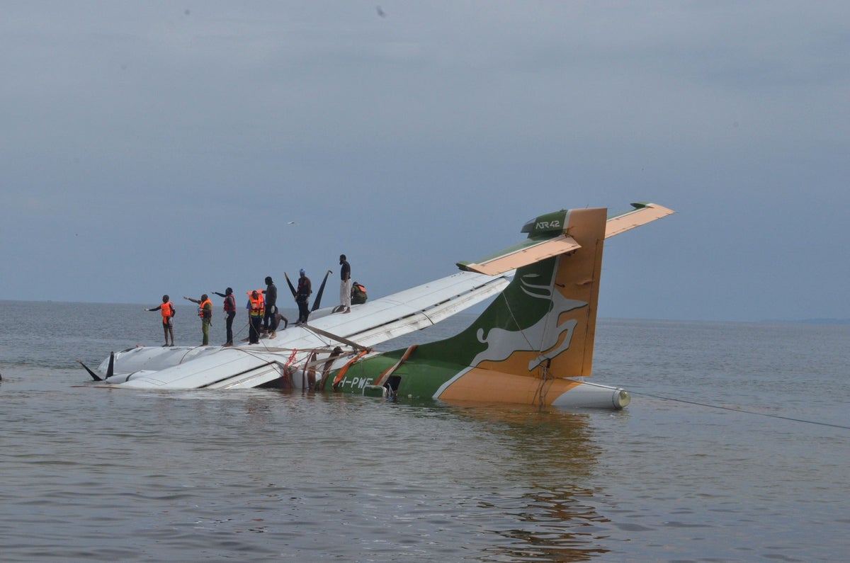 Kahraman balıkçı, pilotları Tanzanya uçak kazasından kurtarmaya çalışırken bilinçsizce vurulduğunu anlatıyor