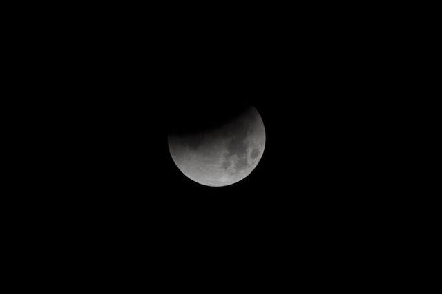 Un eclipse lunar parcial visto desde el Centro de Investigación de Vuelo Armstrong de la NASA en California el 31 de enero de 2018