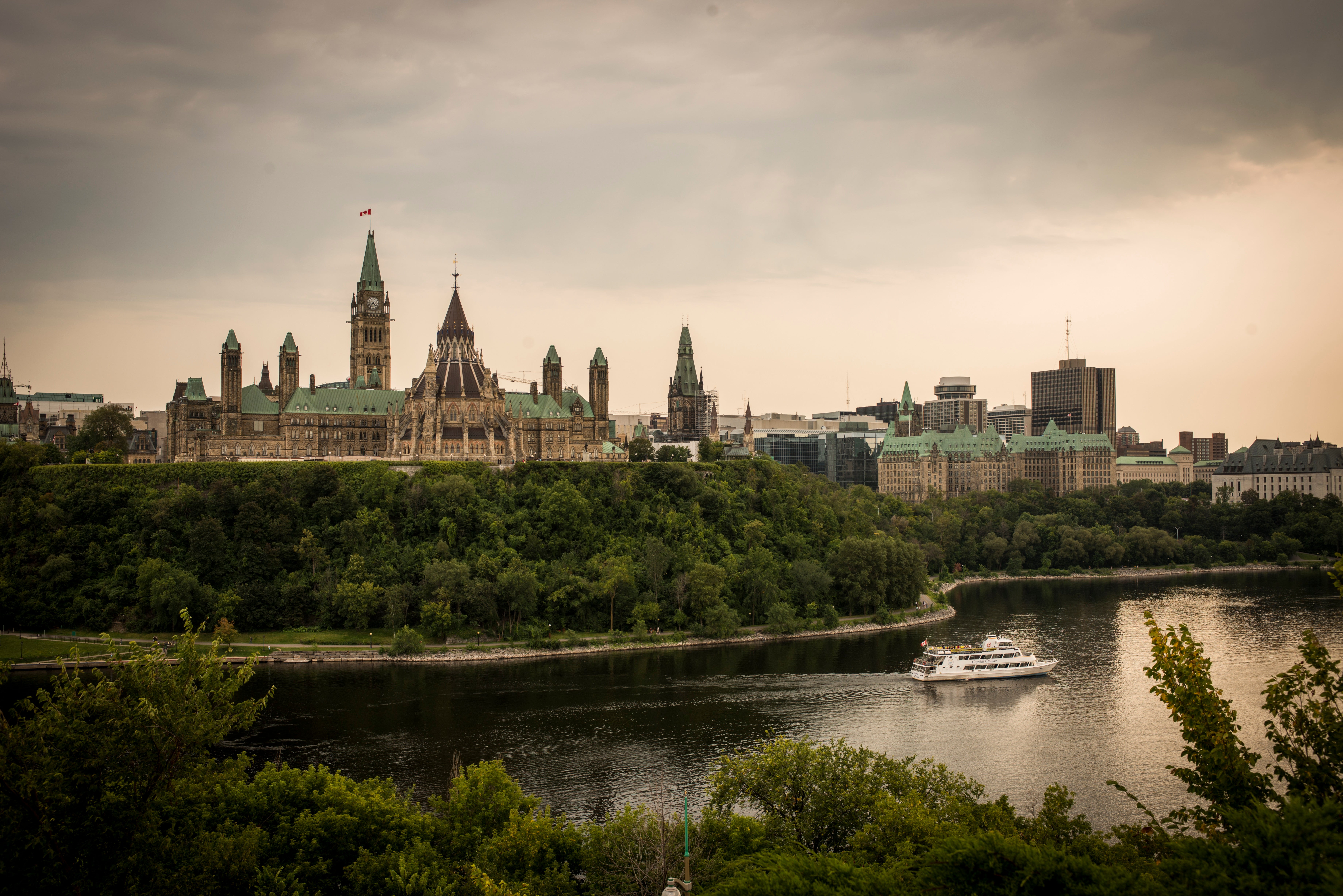 A capital do Canadá, Ottawa, é uma daquelas raras cidades que permite relaxar totalmente, seja embarcando em um cruzeiro cultural de lazer ou patinando ao longo do congelado Canal Rideau no inverno.