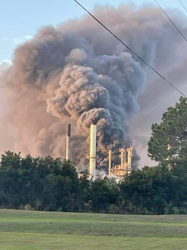 Un incendio en una planta química en Brunswick, Georgia, provocó evacuaciones el lunes.
