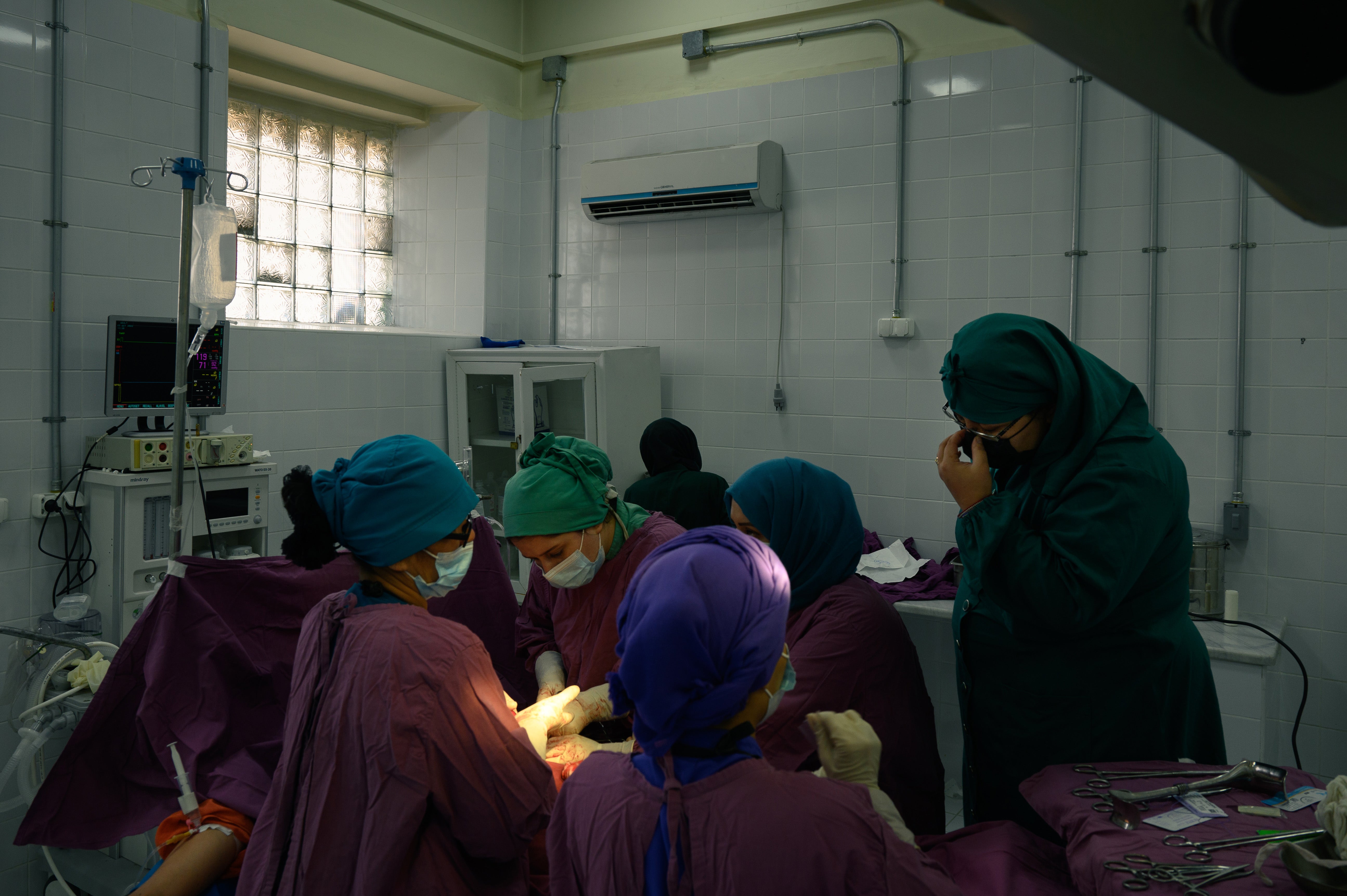 Two residents perform an abdominal hysterectomy