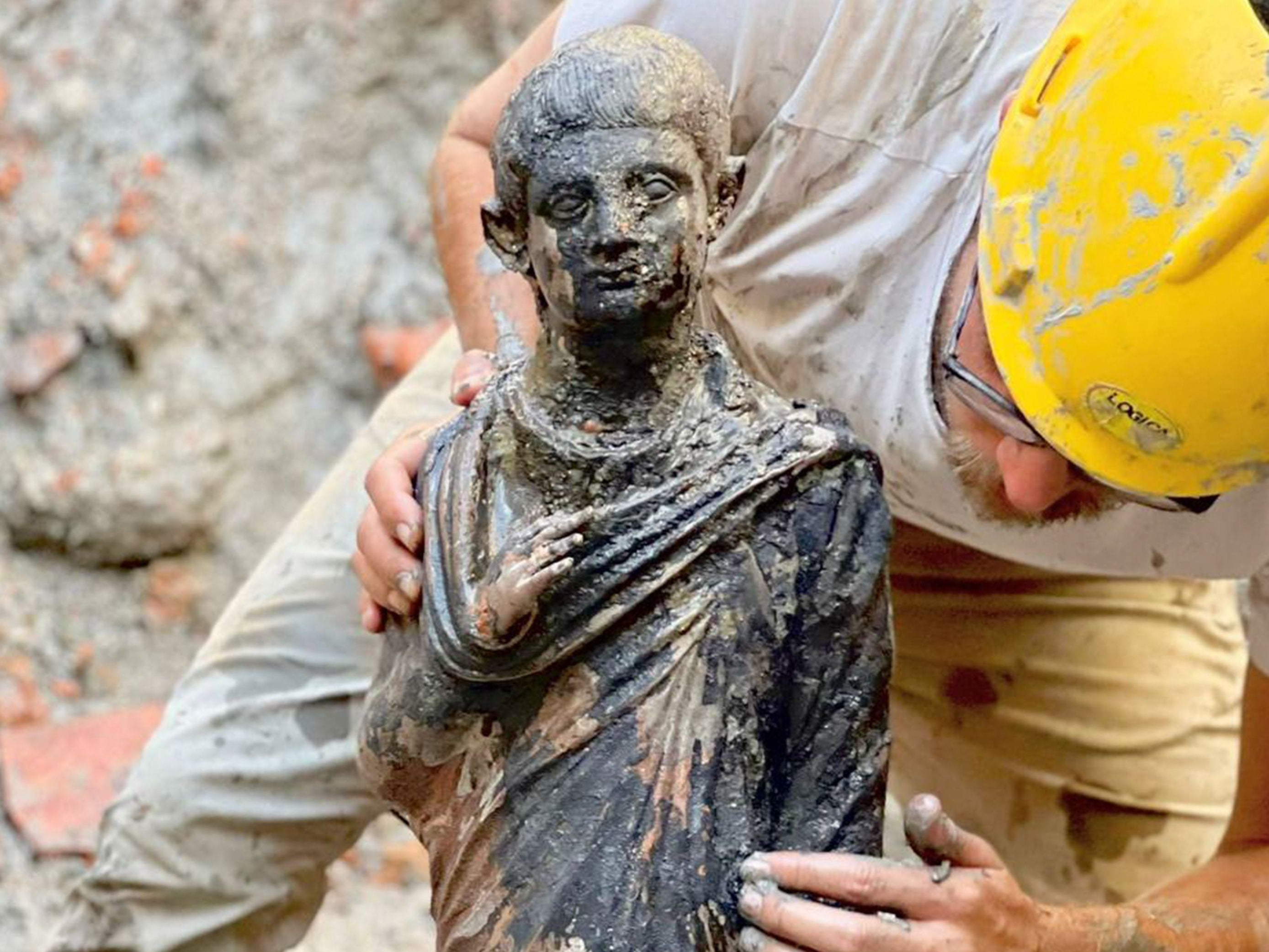 More than 20 statues have been preserved under the mud in hotsprings