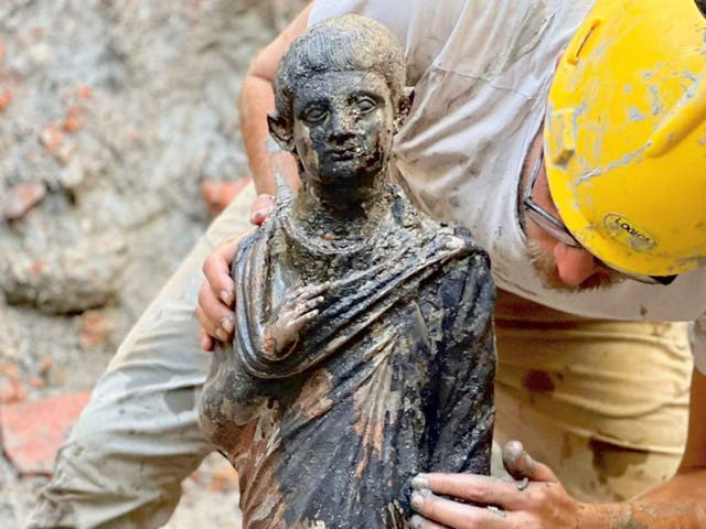 <p>More than 20 statues have been preserved under the mud in hotsprings</p>