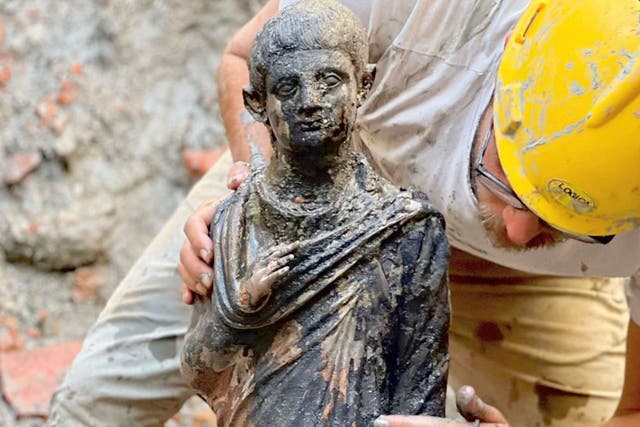 <p>More than 20 statues have been preserved under the mud in hotsprings</p>