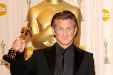 Sean Penn gives one of his Oscars to Ukrainian president Volodymyr Zelensky