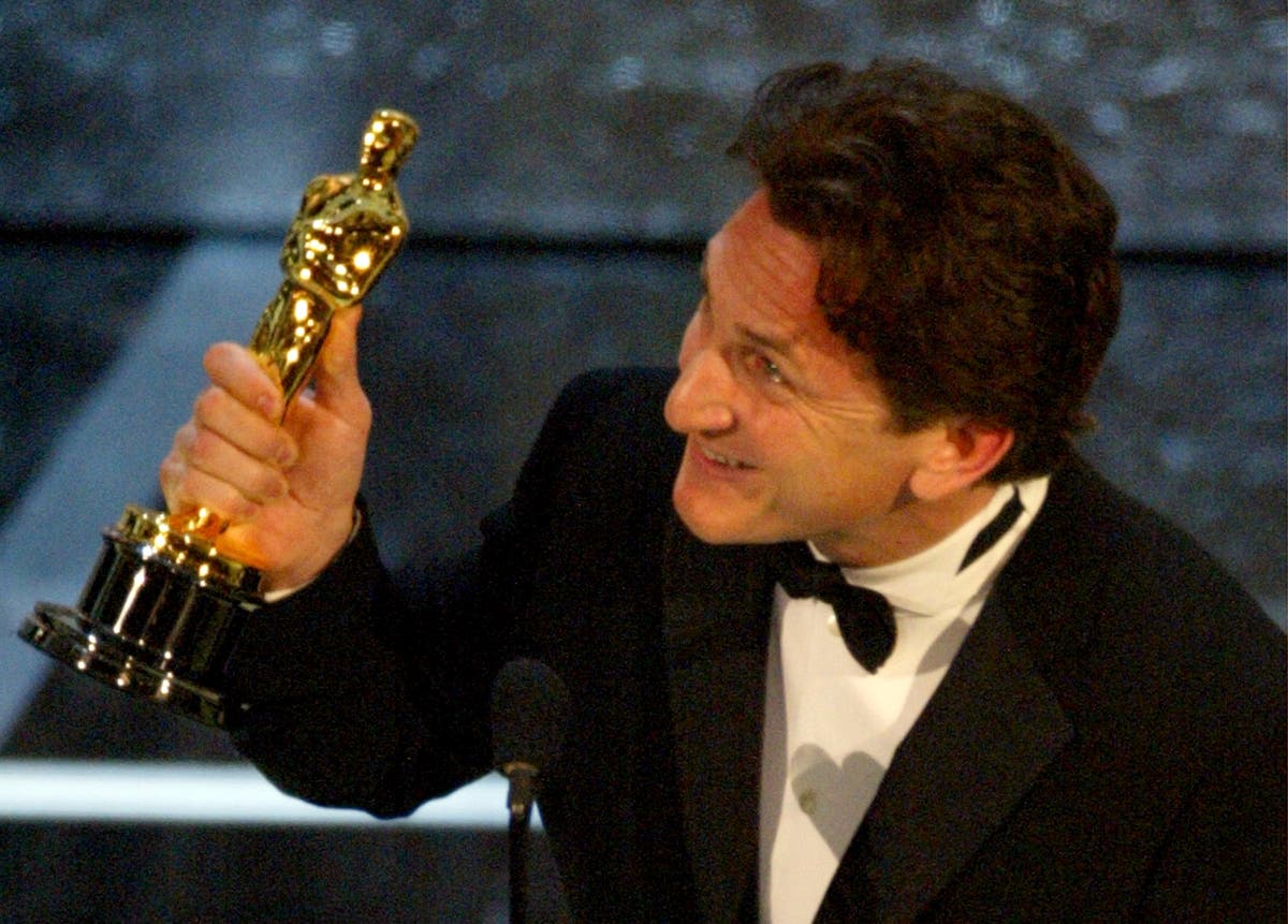 Sean Penn gives one of his Oscars to the Ukrainian president