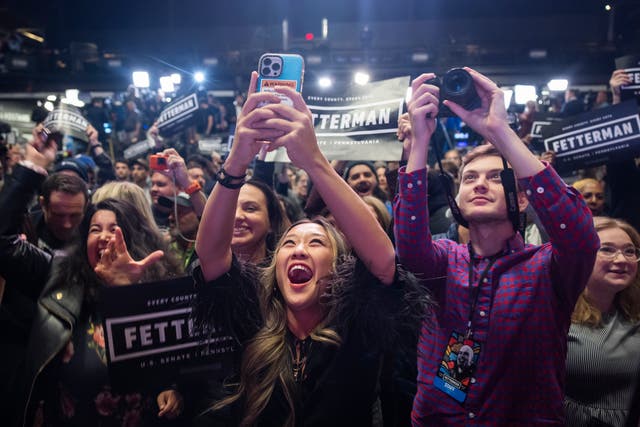 Los partidarios del candidato demócrata al Senado por Pensilvania, John Fetterman, aplauden después de que derrotó al candidato republicano Mehmet Oz en Pittsburgh, Pensilvania, EE. UU., el 9 de noviembre de 2022.